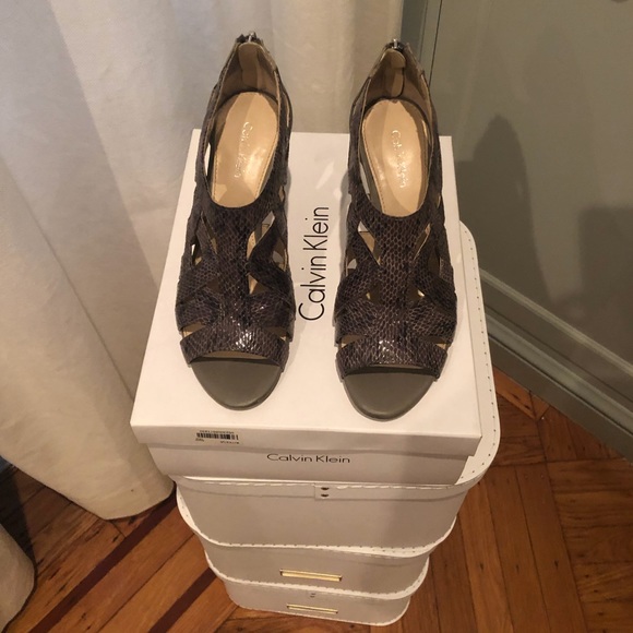 CALVIN KLEIN “KIANI LUX” CAGE SANDAL - Picture 2 of 5